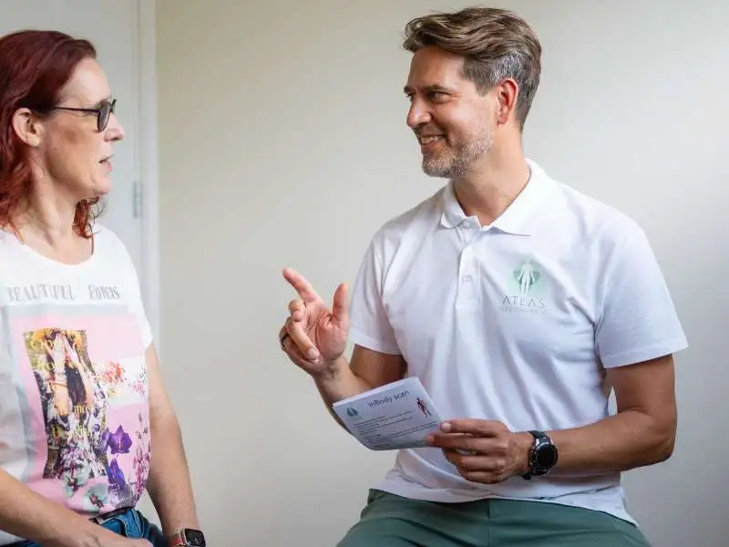 Persoonlijk gesprek met een chiropractor over fysieke gezondheid en bewegen